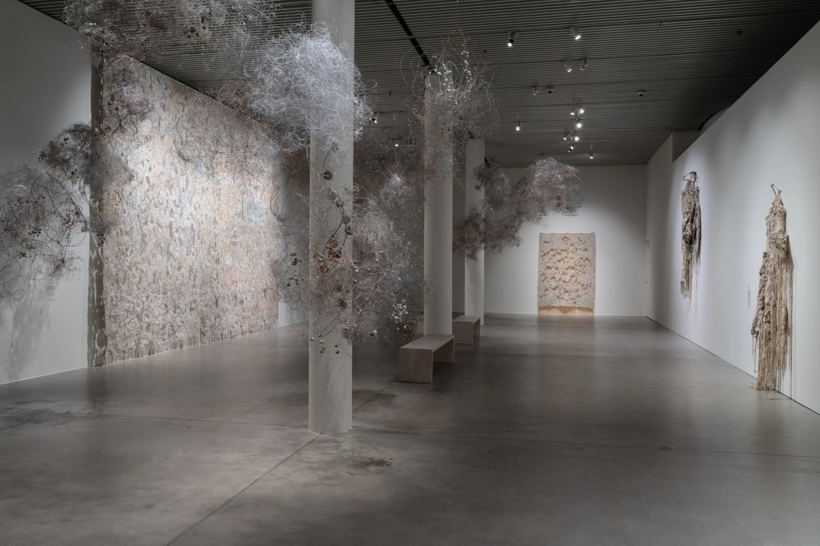 Igshaan Adams – Weerhoud , ARoS 2025. Installationsphoto: Jens Henrik Daugaard © ARoS 2025