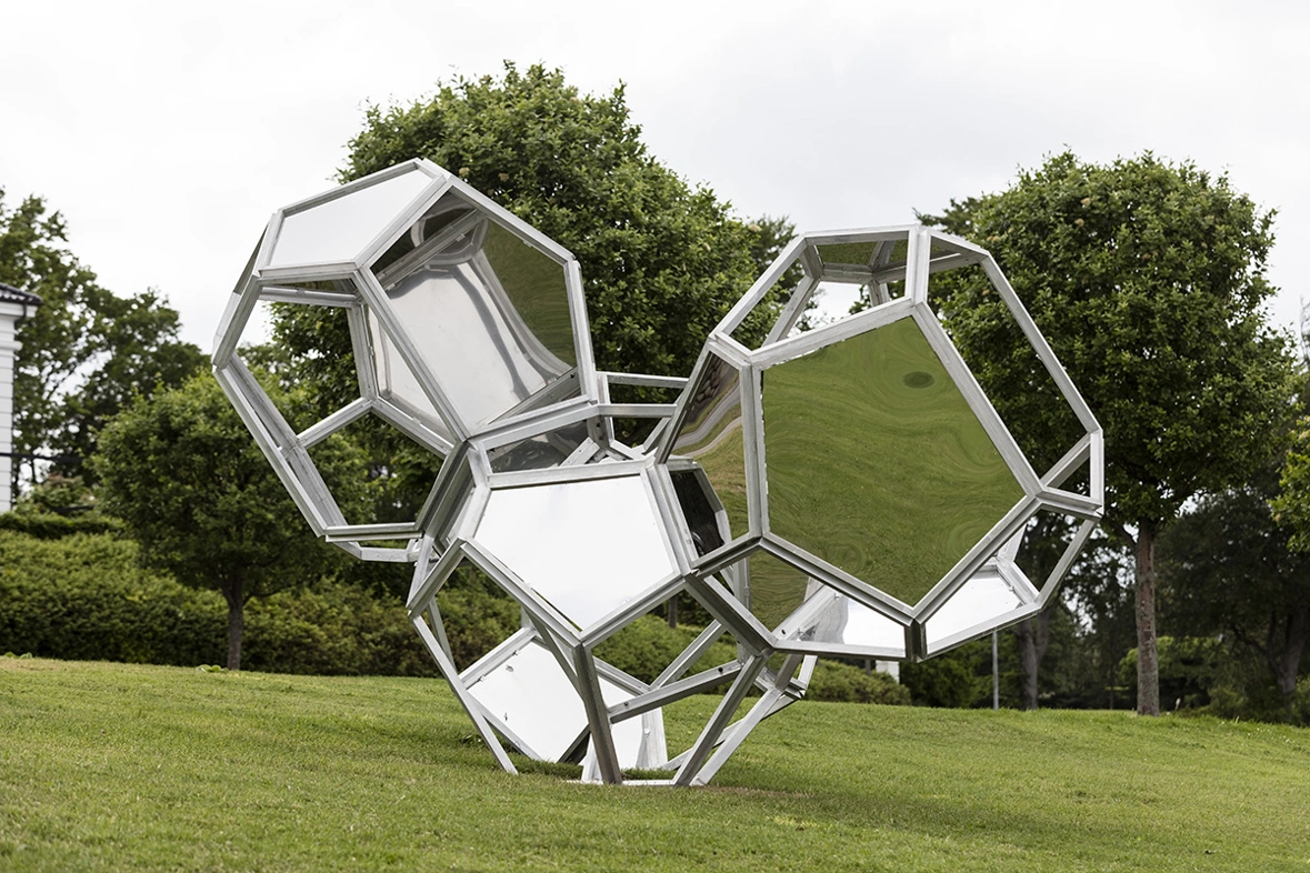 en stor sølvfarvet geometrisk skulptur af thomas saraceno