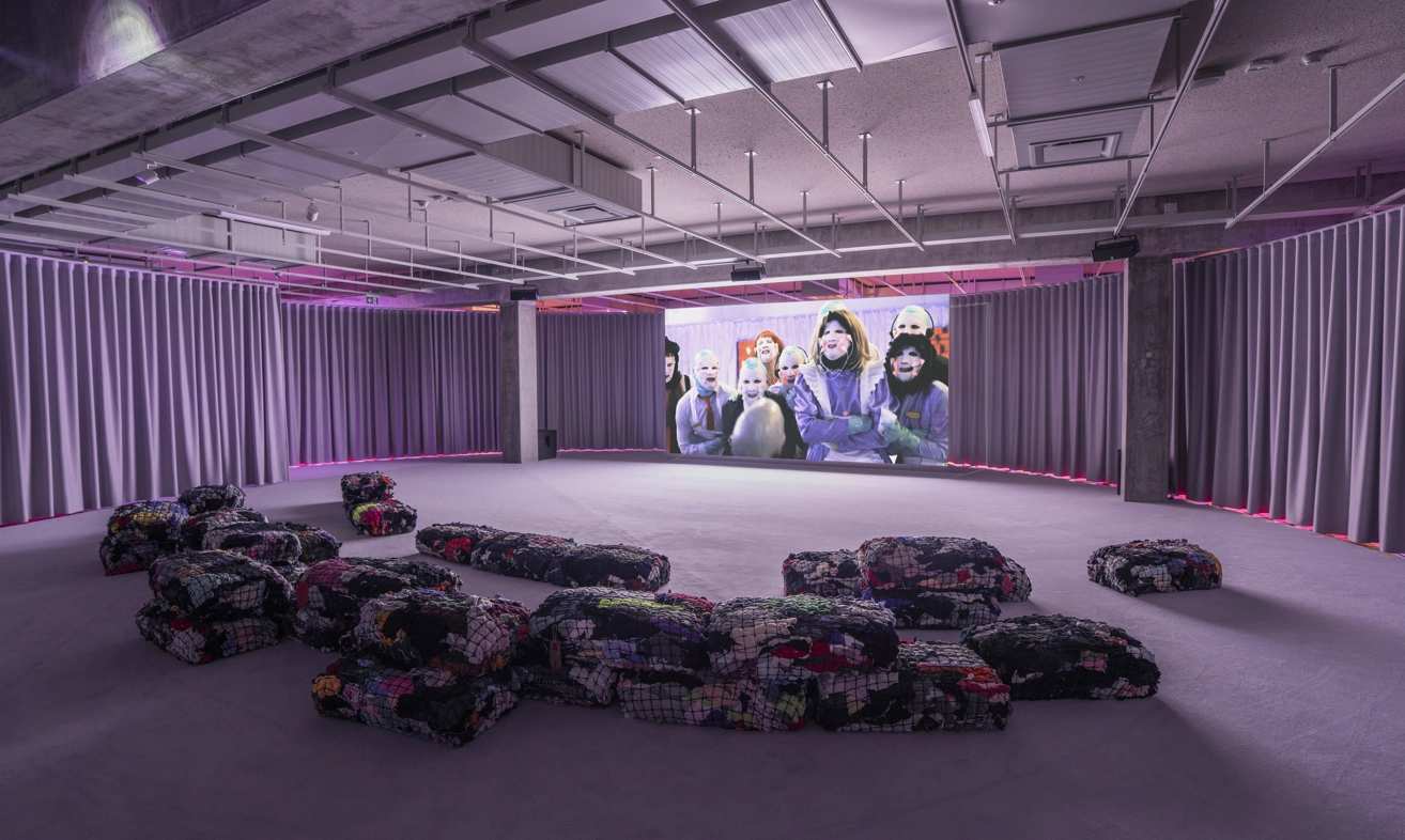 Jenkin van Zyl - Lost Property ARoS 2025. Installationsfoto: Mads Smidstrup © ARoS 2025
