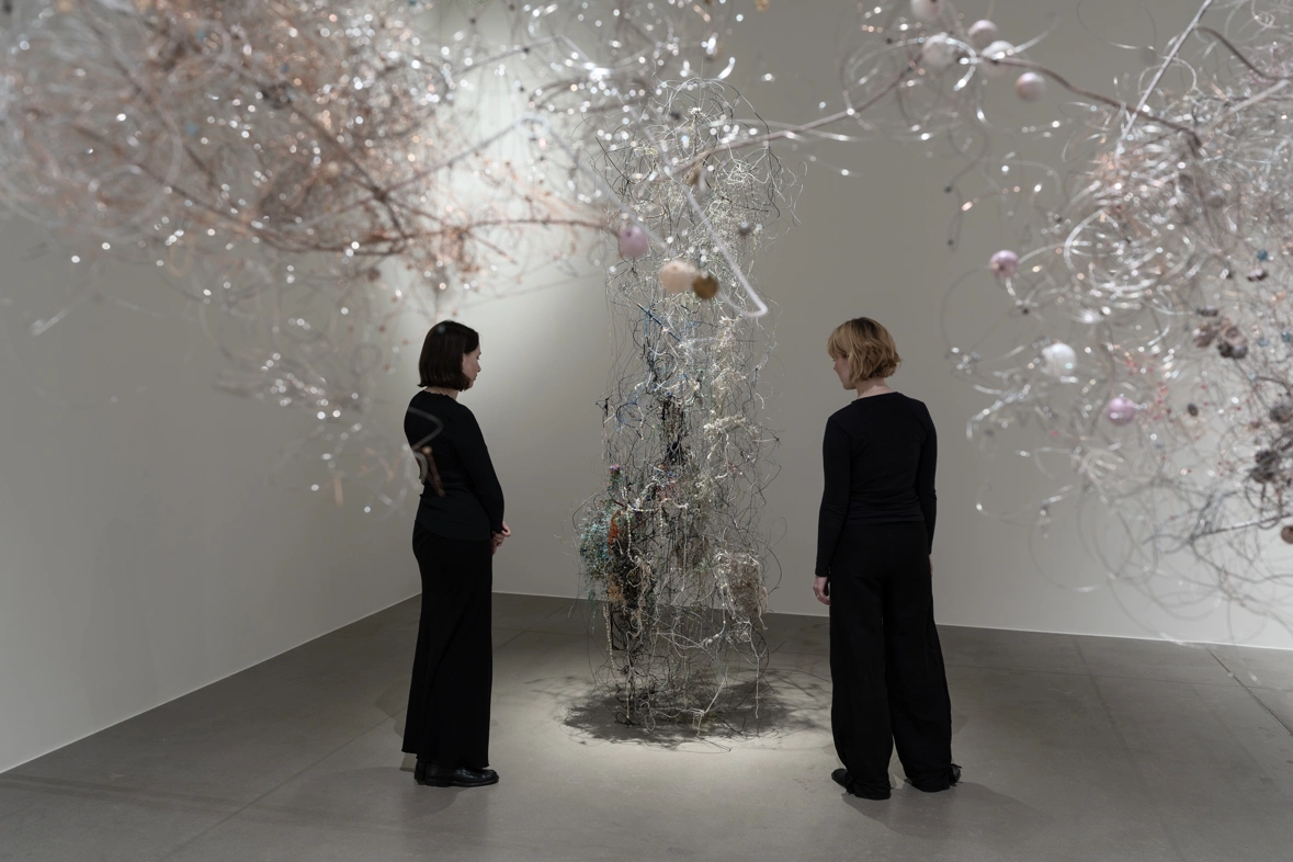 Igshaan Adams – Weerhoud , ARoS 2025. Installationsphoto: Jens Henrik Daugaard © ARoS 2025