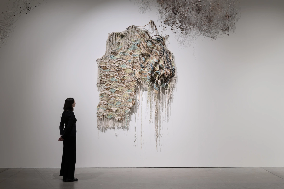Igshaan Adams – Weerhoud , ARoS 2025. Installationsphoto: Jens Henrik Daugaard © ARoS 2025