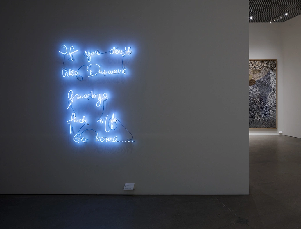 installationsfoto neon lys skilt